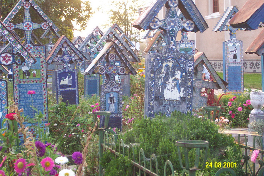 2001-08-24 18-22-17.JPG - Lustiger Friedhof in Sapinta